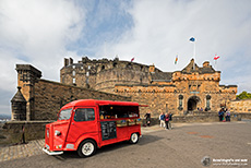 Vor dem Eingang zum Edinburgh Castle