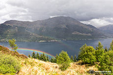 Aussicht auf Loch Duich mit Regenbogen und  Five Sisters of Kintail