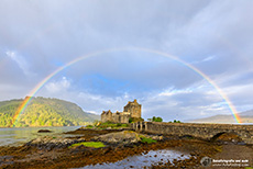 Regenbogen über dem Eilean Donan Castle am Loch Duich, Dornie