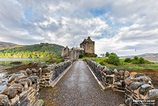 Steinbrücke zum Eilean Donan Castle am Loch Duich, Dornie