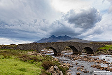 Sligachan Brücke mit den Cuillin Hills, Skye