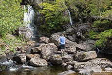 Chris am Wasserfall von Inversnaid am Loch Lomond