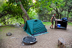 Chris an der bärensicheren Box auf dem Buckeye Flat Campground