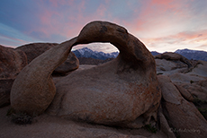 stimmungsvoller Sonnenuntergang an der Mobius Arch