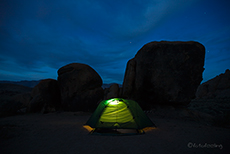 wilde Campsite hinter den Felsen