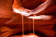 Sandspiel im Upper Antelope Canyon