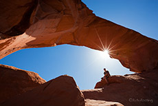 Andrea unter der Skyline Arch, Arches Nationalpark