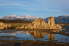 Tufas am Monolake vor der Sierra Nevada