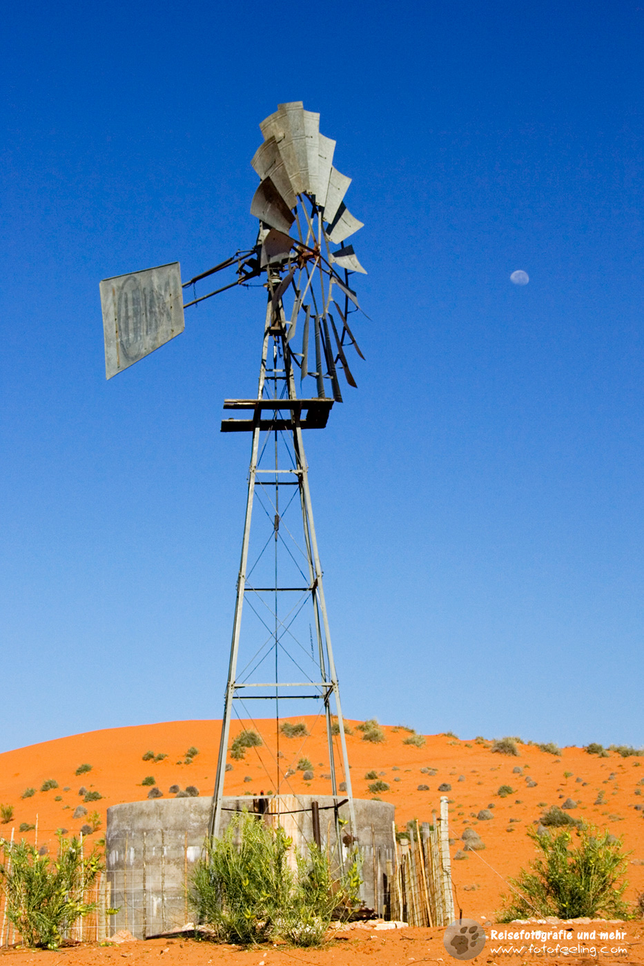 Wasserpumpe in den Duene der Kalahari