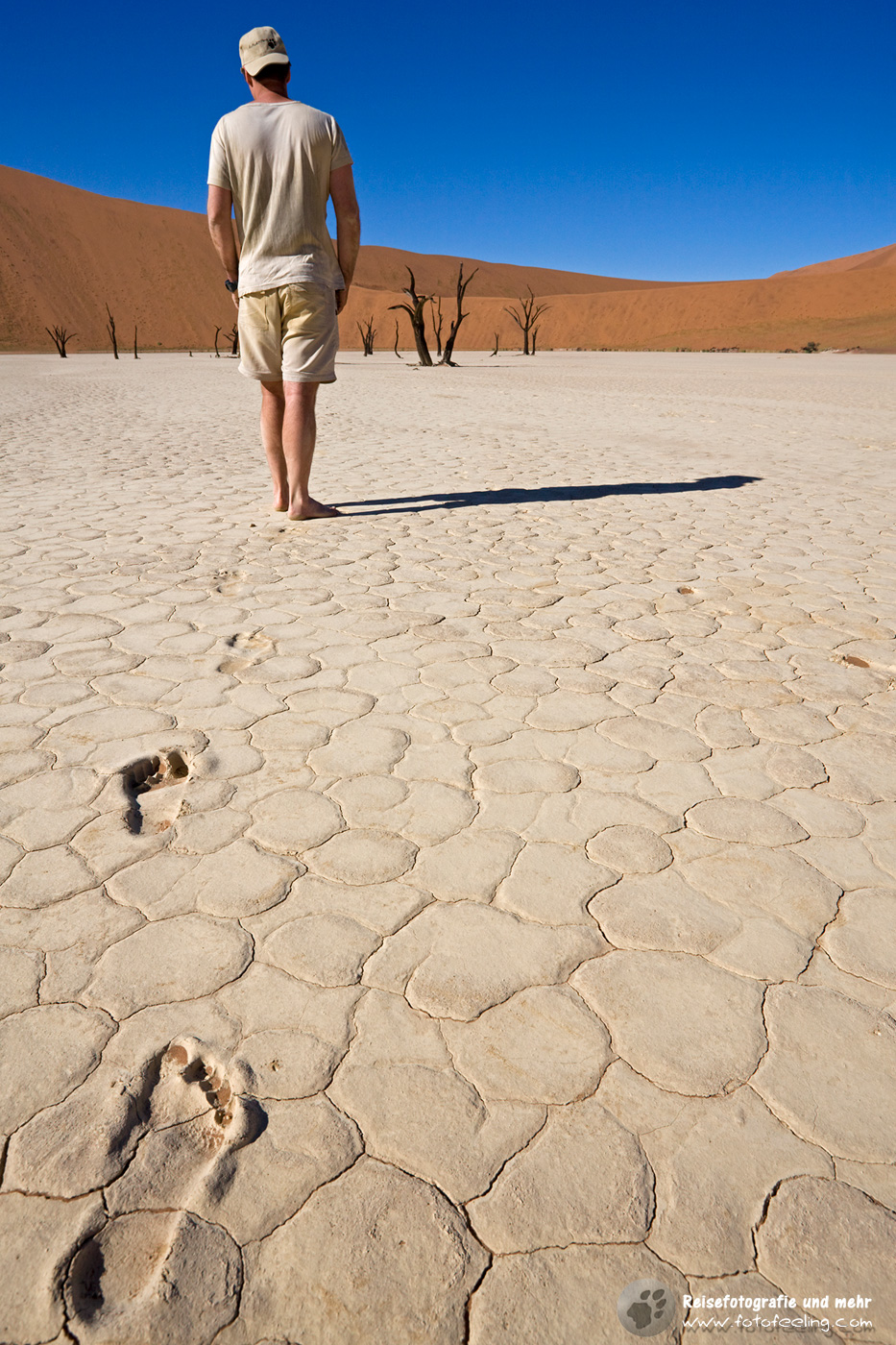 Mann im Deadvlei, Namib Wüste, Namibia, Afrika