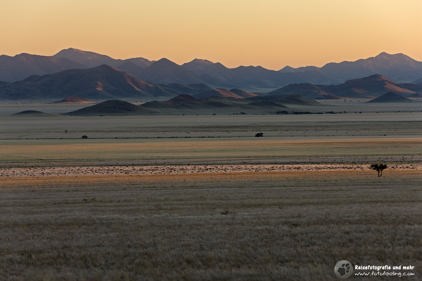 Sonnenaufgang in den Tirasbergen, Namib Wüste, Namibia, Afrika