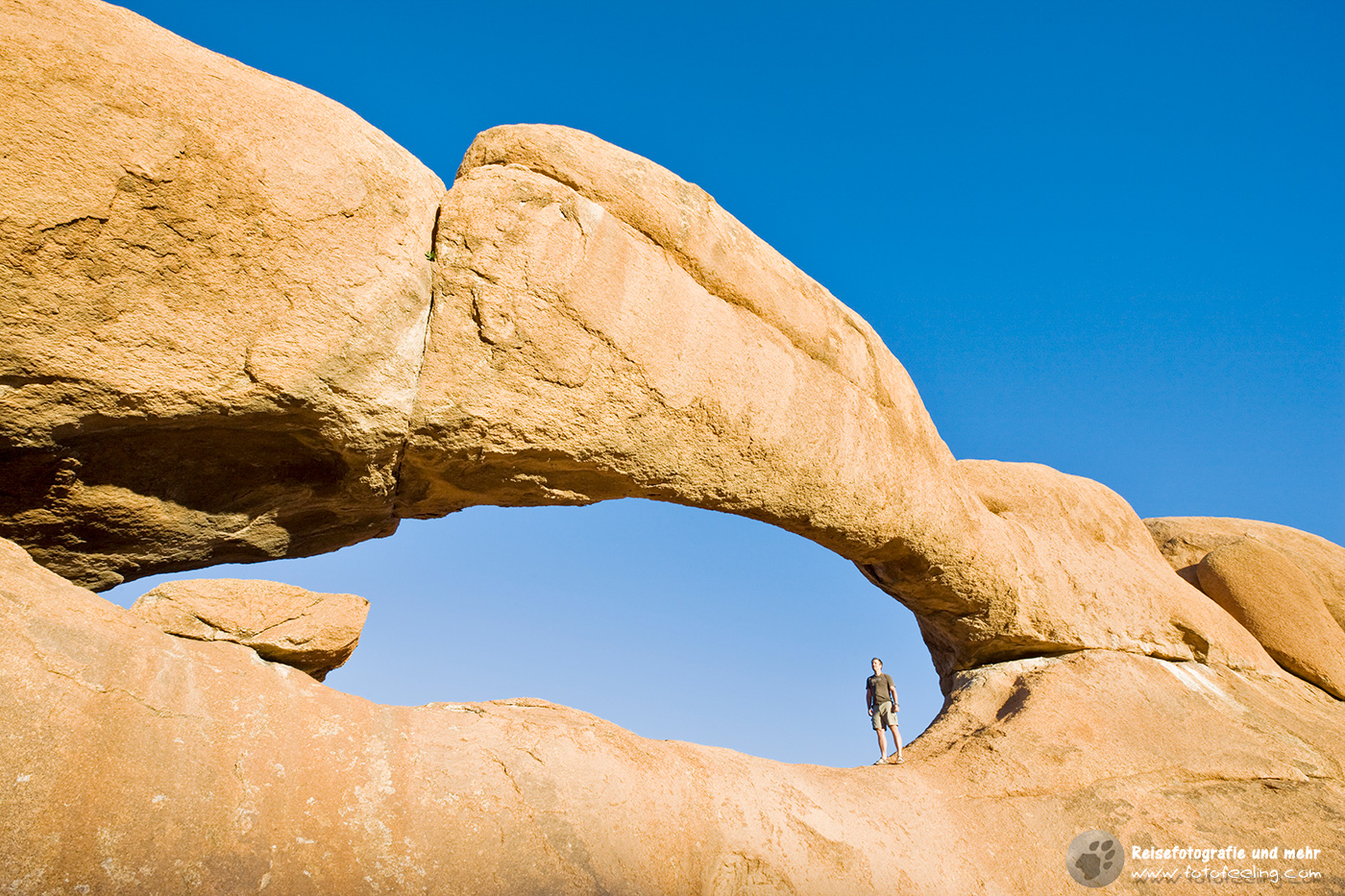 Mann unter der Rock Arch (Steinbrücke - Naturbrücke), Spitzkop