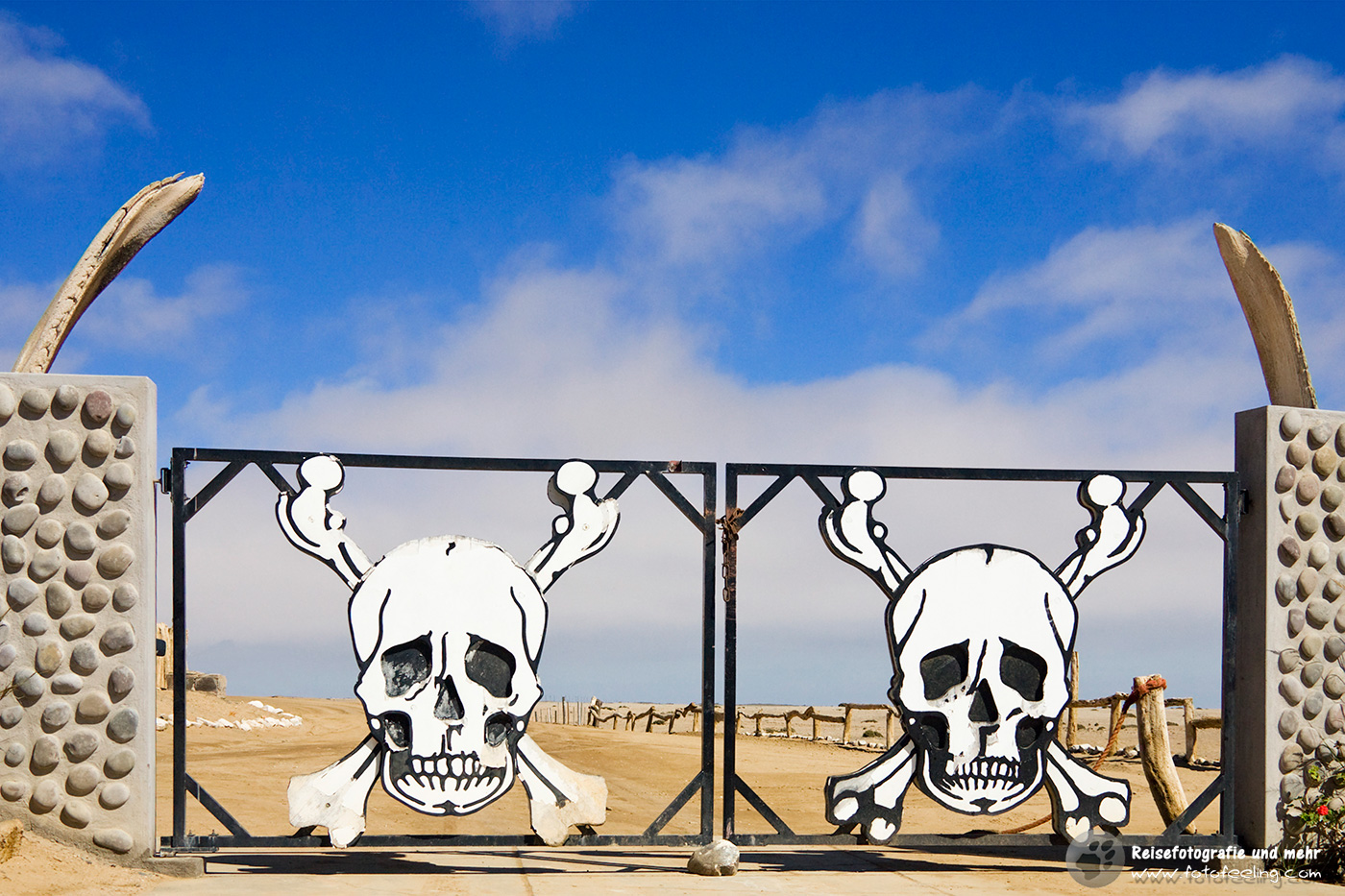 Eingangstor mit Totenköpfen zur Skelettküste