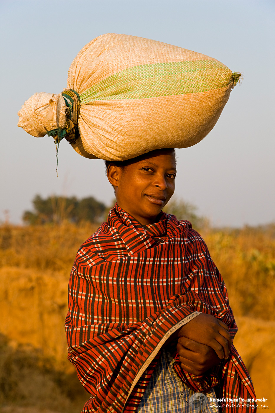 Frau mit Last auf dem Kopf