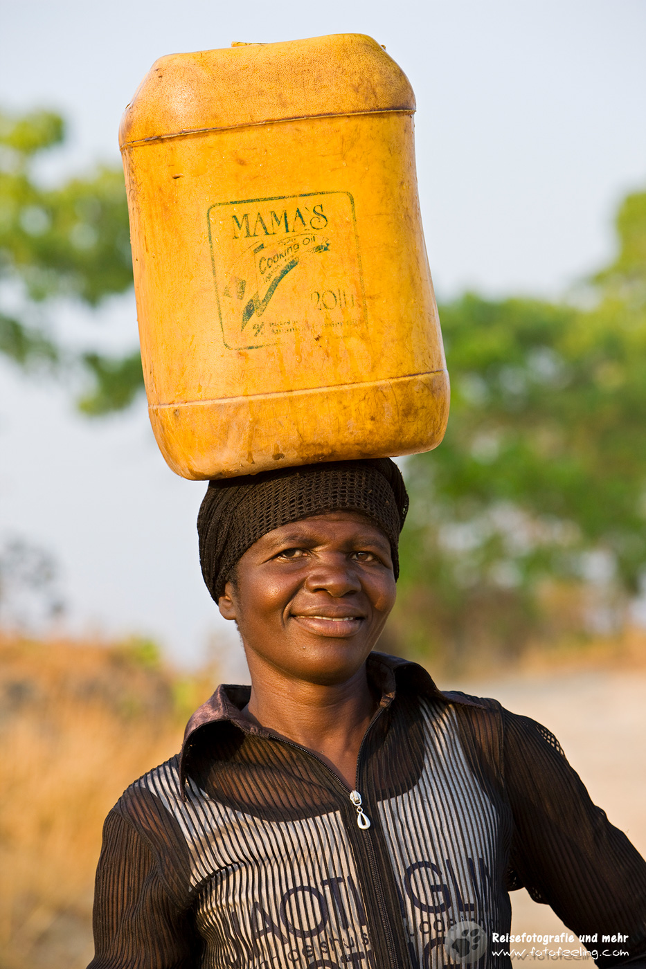 Frau mit Last auf dem Kopf