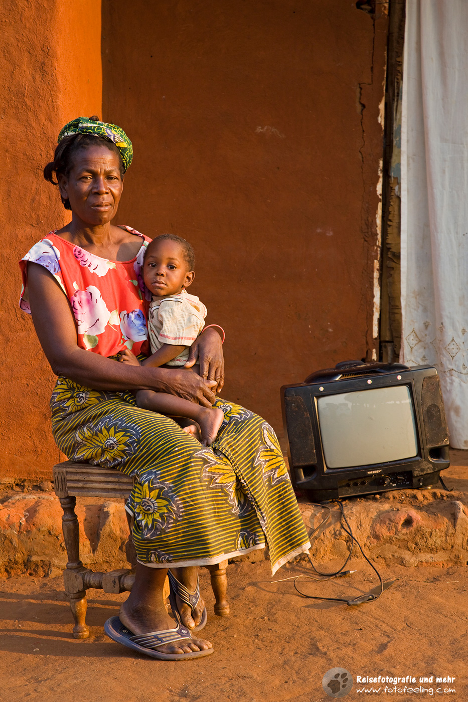 Stolze Frau mit Fernseher und Kind