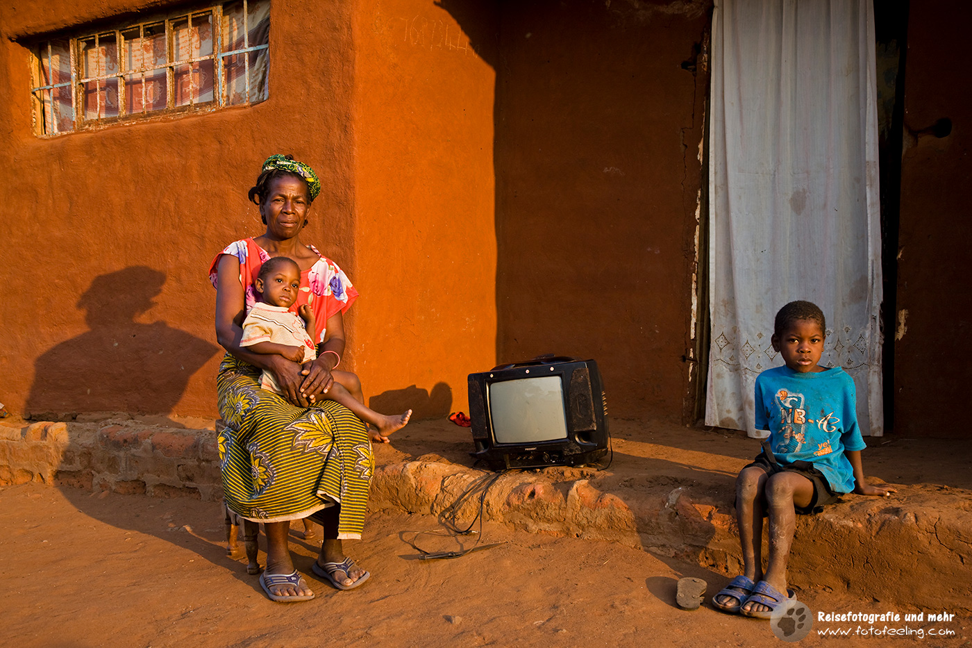 Stolze Frau mit Fernseher und Kindern