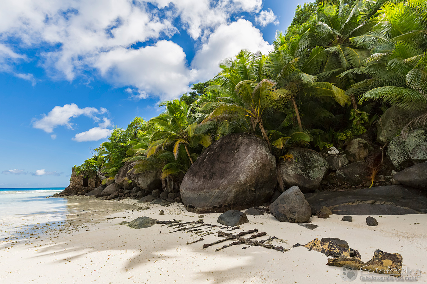 Reste eine Schiffes am Strand