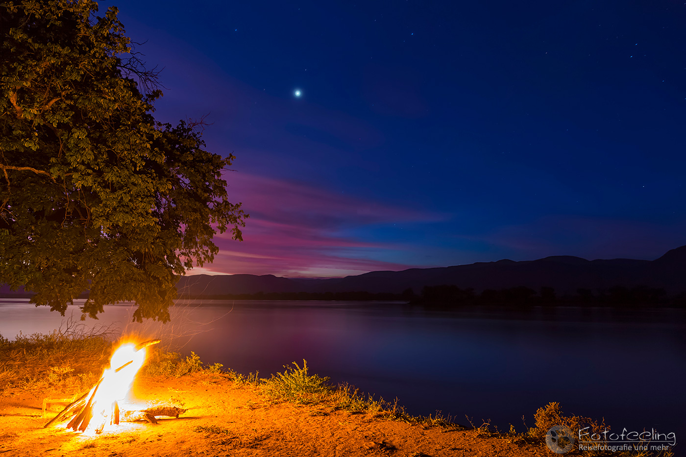 Campsite mit Lagerfeuer am Sambesi River