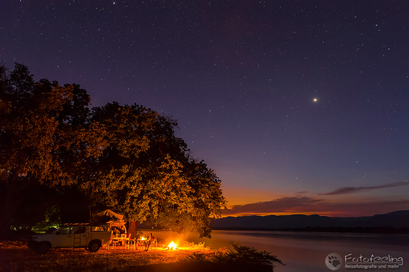 Campsite mit Lagerfeuer am Sambesi River
