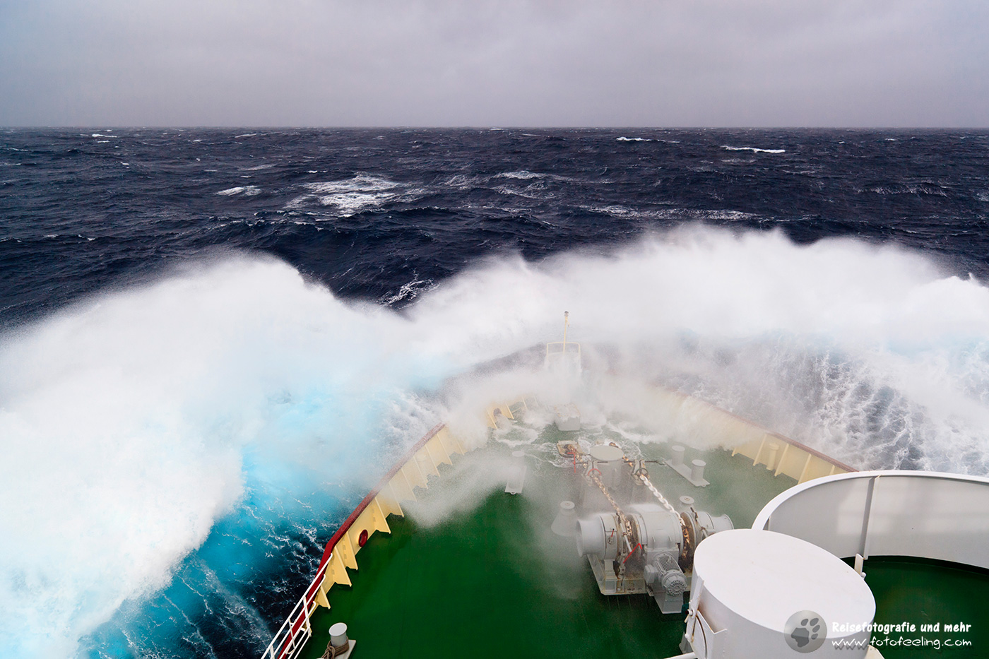 Die "Polar Star" unser Antarktis Schiff bei ca. 8 m hohen Wellen
