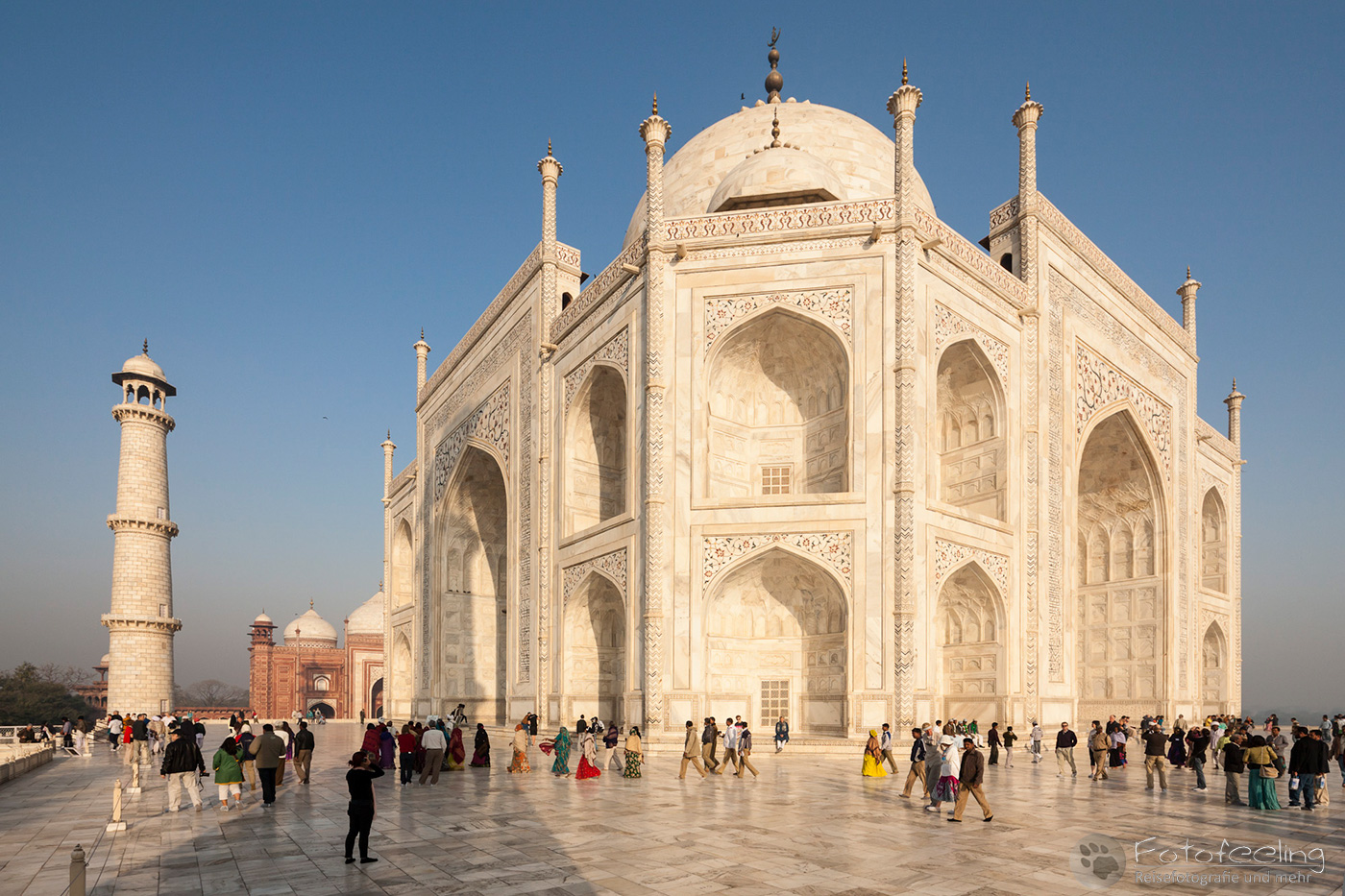 Taj Mahal mit Touristen