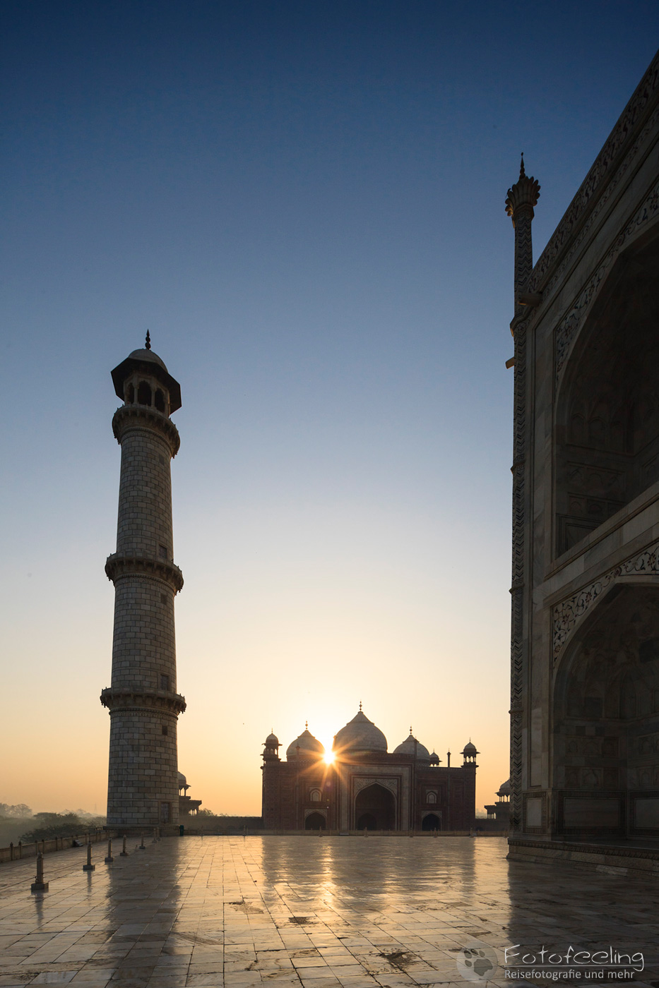 Minarett, Meeting House und Taj Mahal im Sonnenaufgang