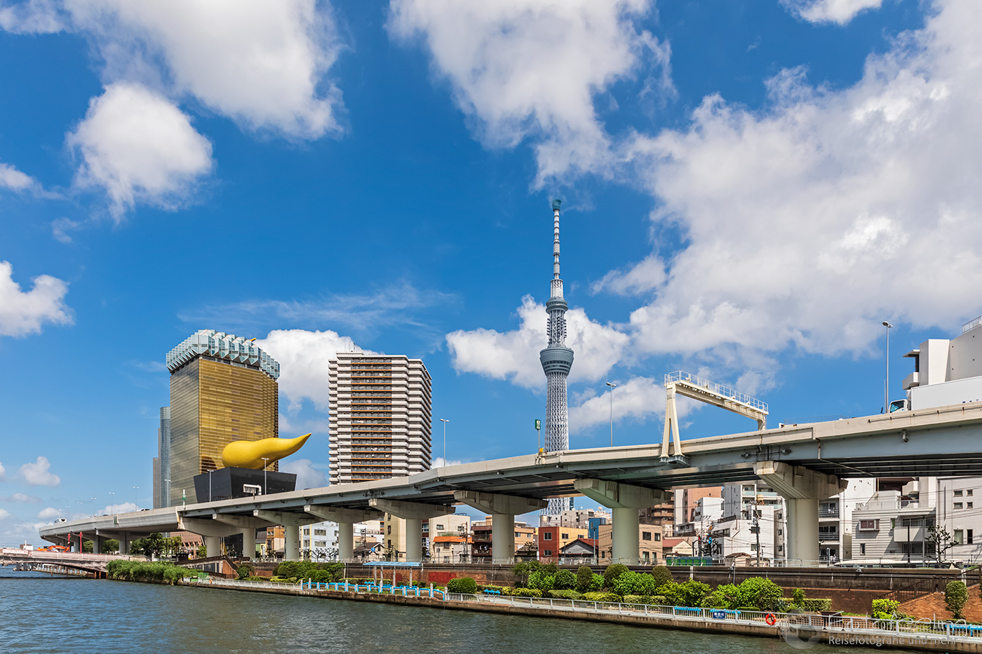 Asahi Tower mit The Asahi Flame, Skytree und Metropolitan Expressway Rte No. 6