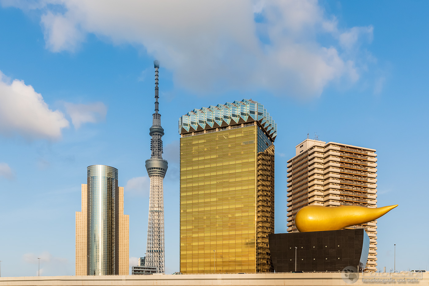 Asahi Tower mit The Asahi Flame imd Skytree