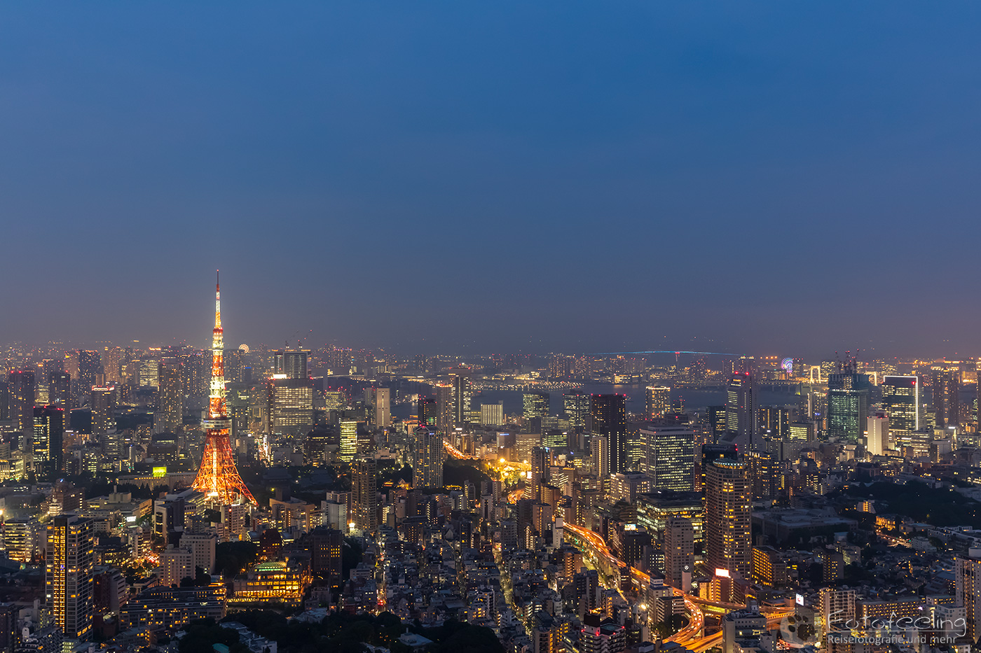 Aussicht vom Mori Tower auf Tokyo mit mit Tokio Tower