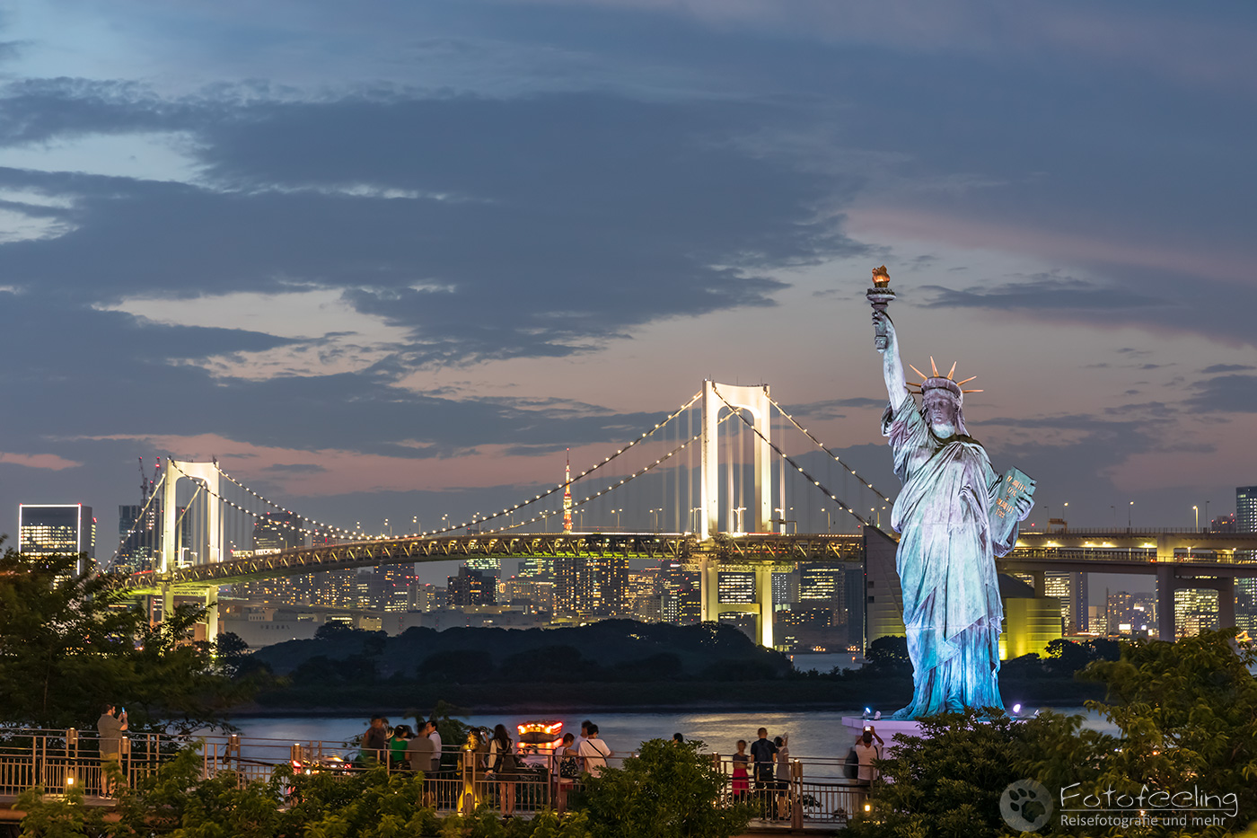 Odaiba Statue of Liberty und Rainbow Bridge, Tokio Syline