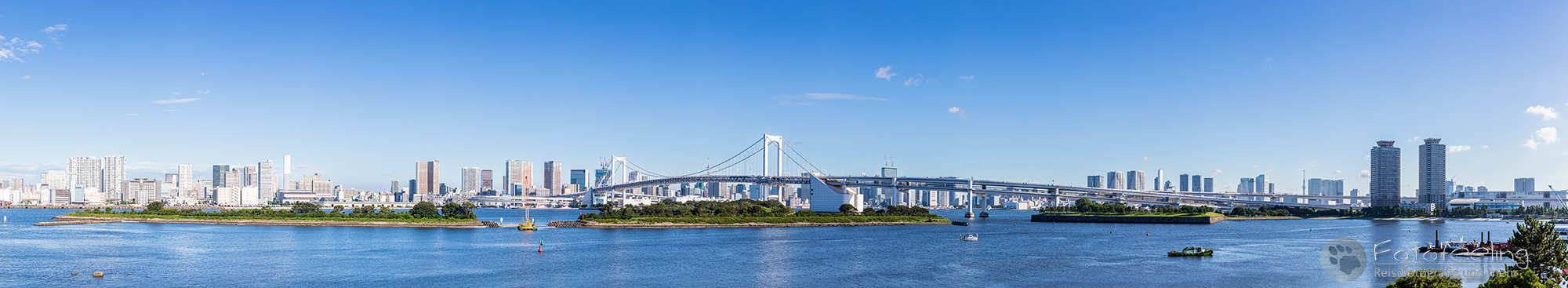 Aussicht auf die Rainbow Bridge und Skyline von Tokio