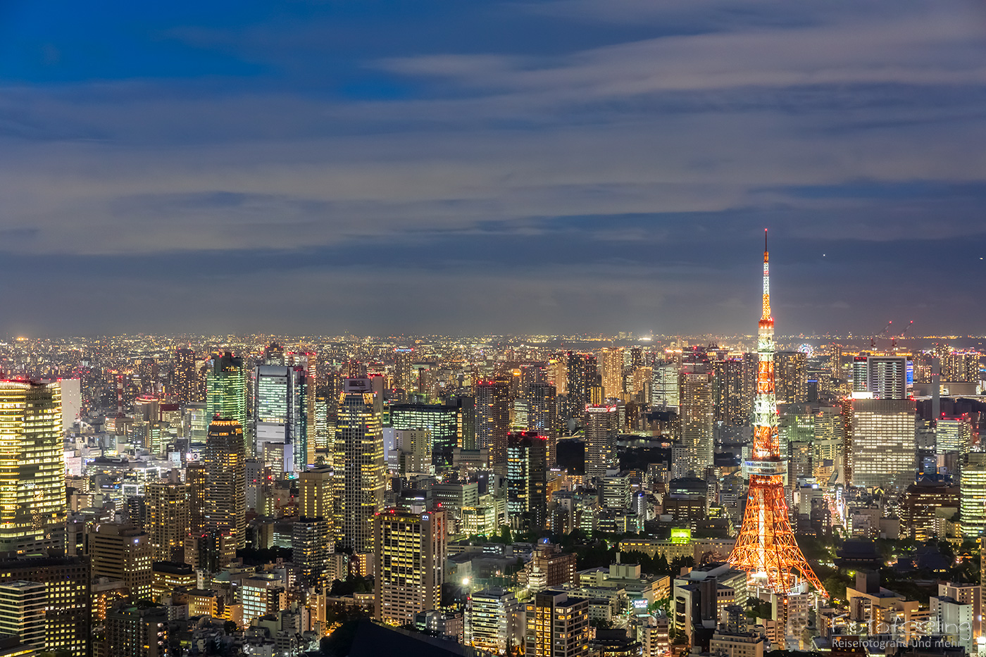 Aussicht vom Mori Tower auf Tokyo mit mit Tokio Tower