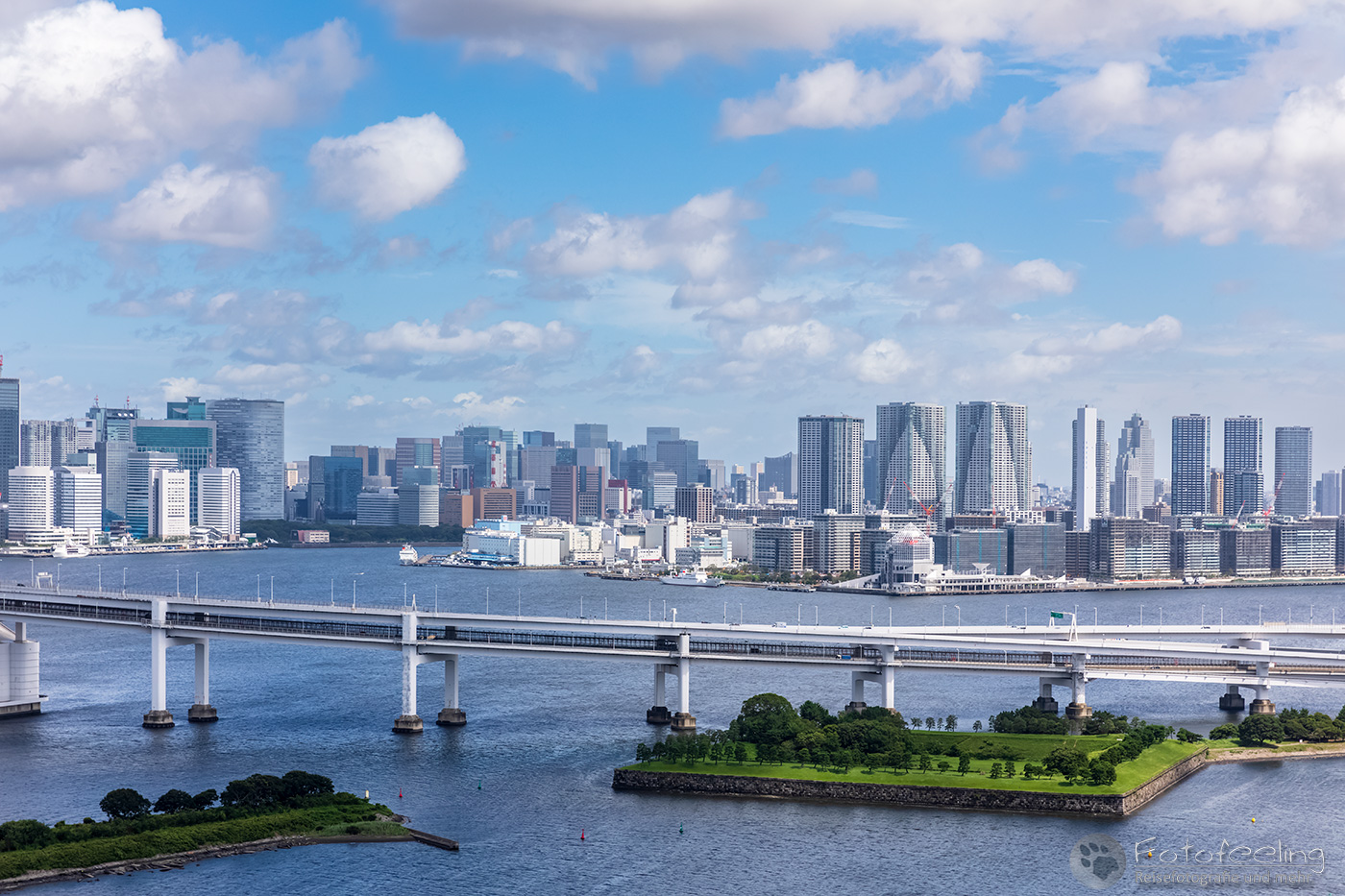Aussicht auf die Rainbow Bridge und Skyline von Tokio
