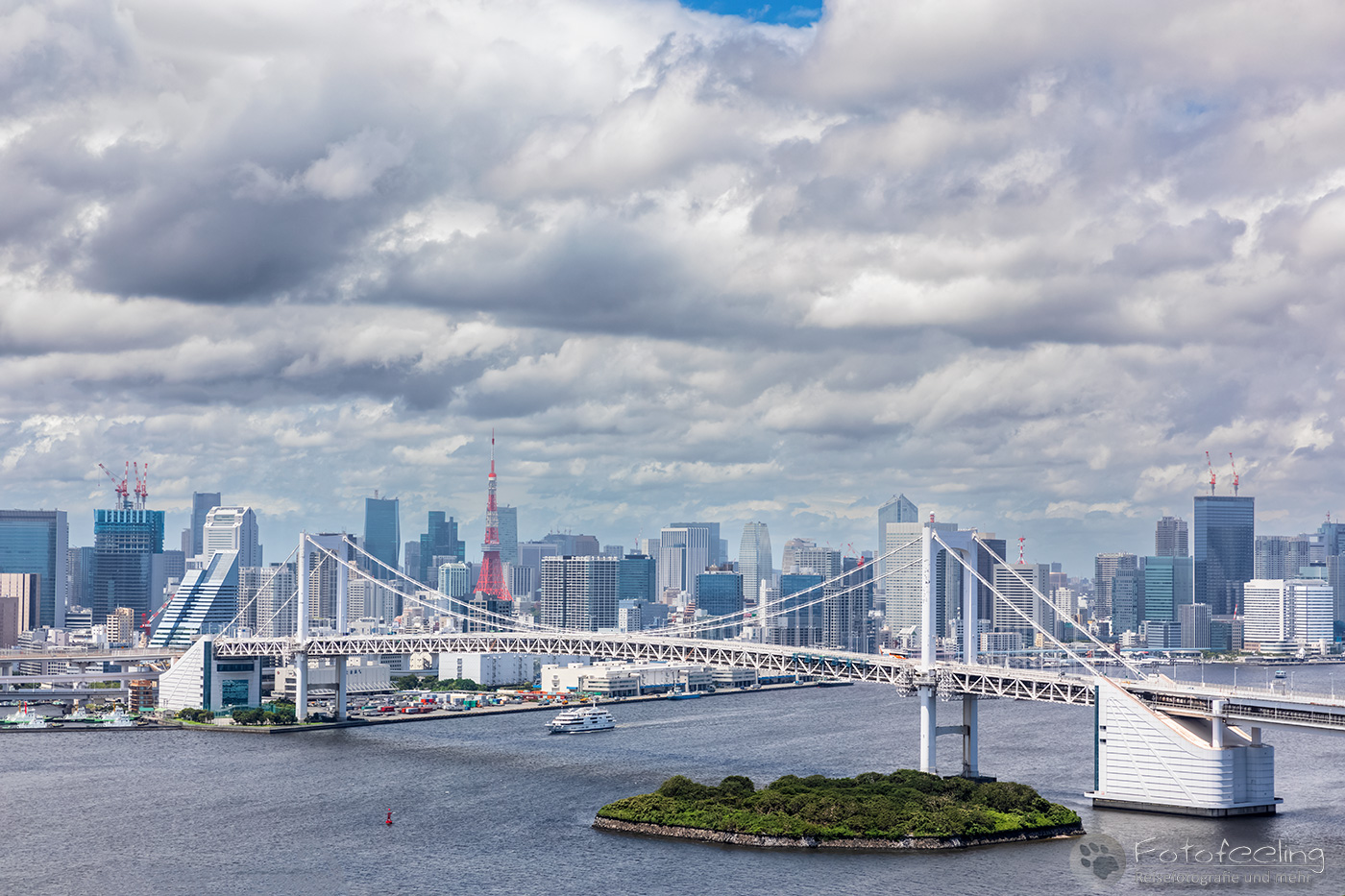 Aussicht auf die Rainbow Bridge und Skyline von Tokio