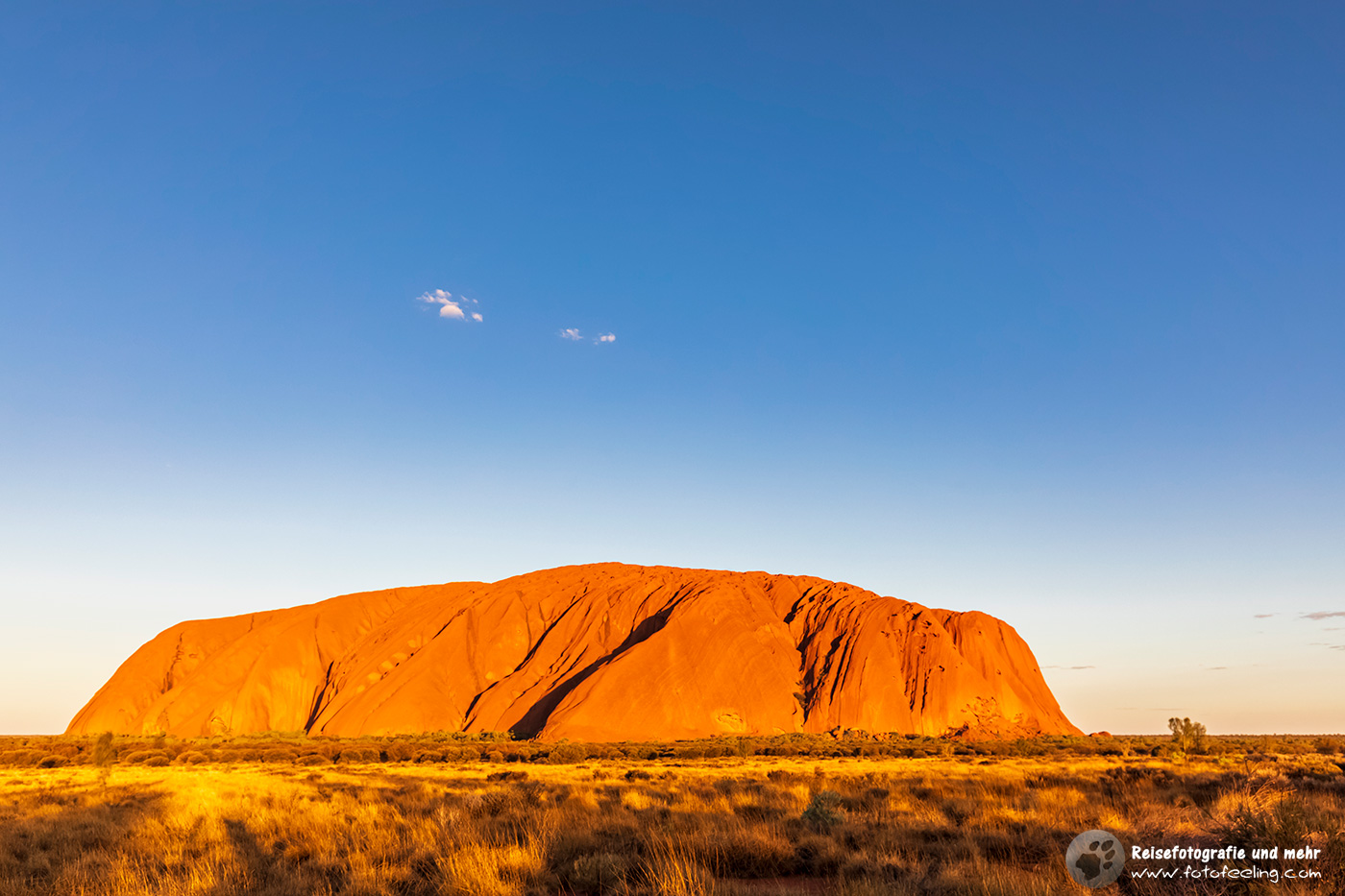 Uluru / Ayers Rock rotglühend im letzten Abendlicht
