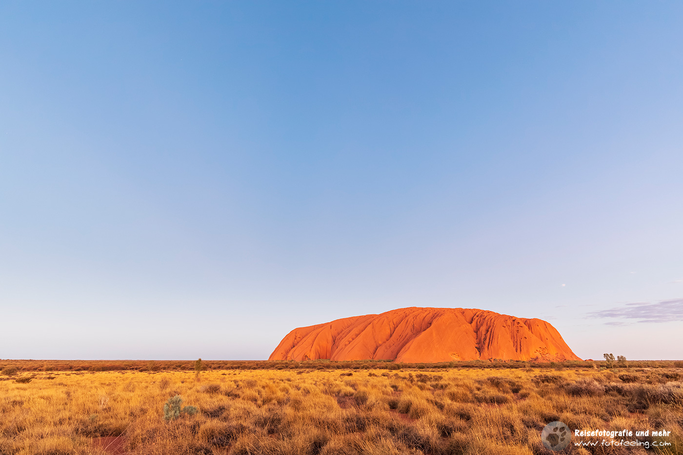 Uluru / Ayers Rock rotglühend im letzten Abendlicht
