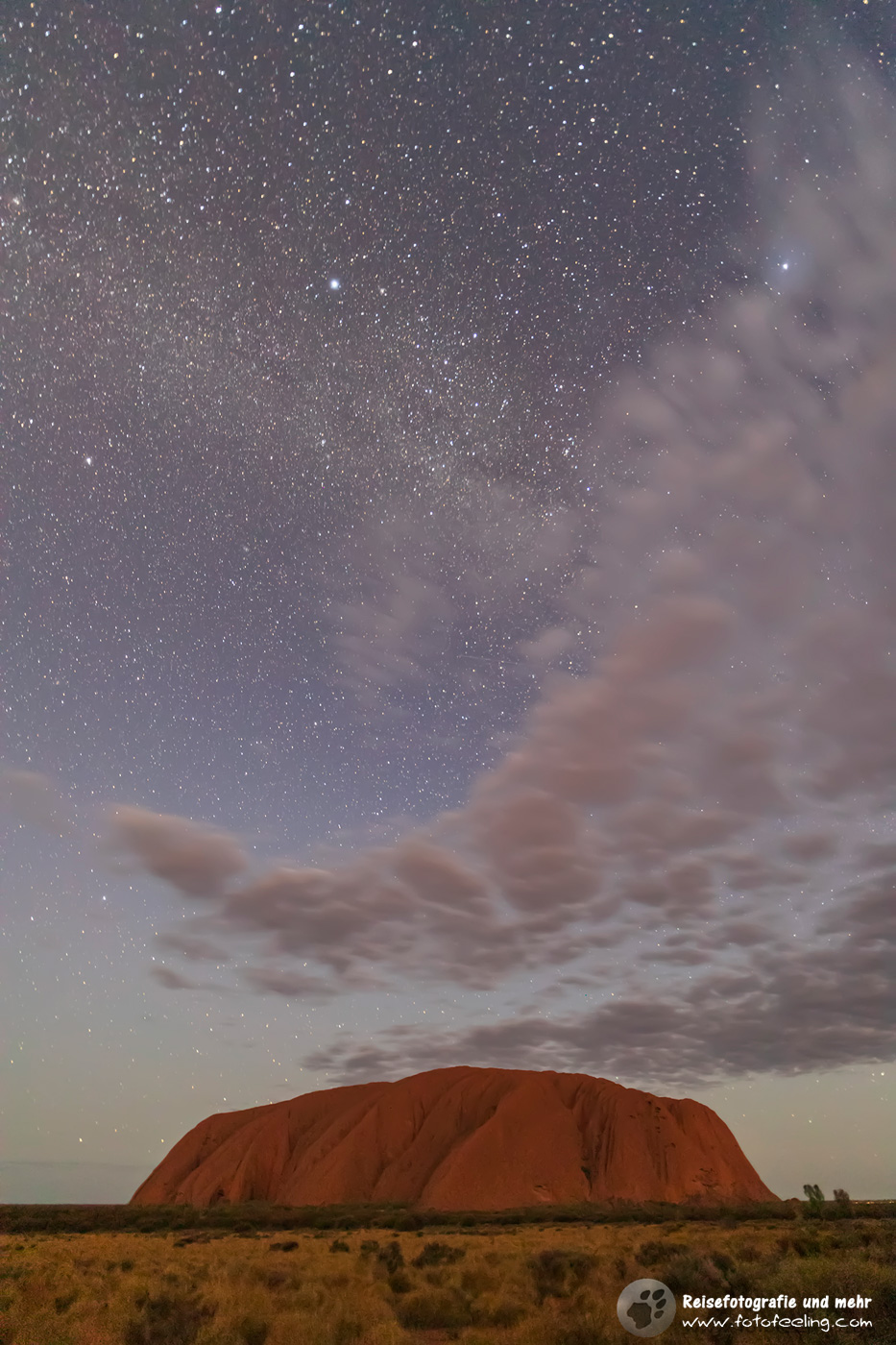 Uluru / Ayers Rock mit der Milchstraße