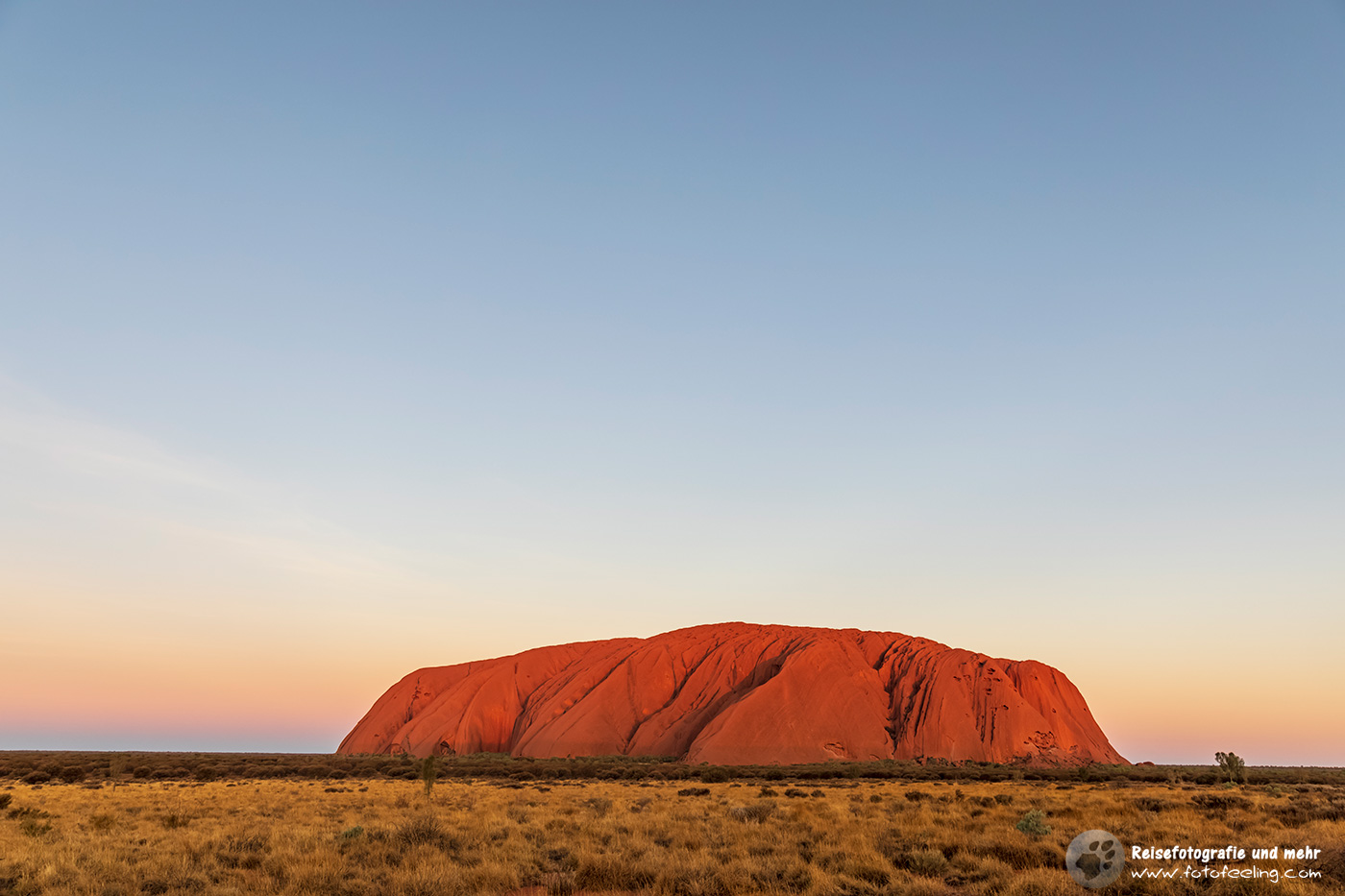 Uluru / Ayers Rock rotglühend im letzten Abendlicht