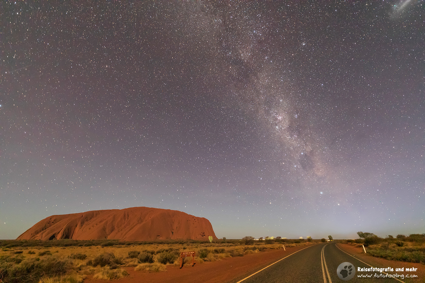 Uluru / Ayers Rock mit der Milchstraße