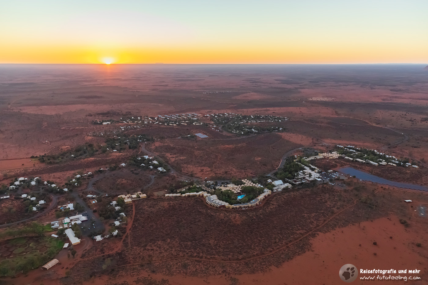 Sonnenaufgang über dem Ort Yulara