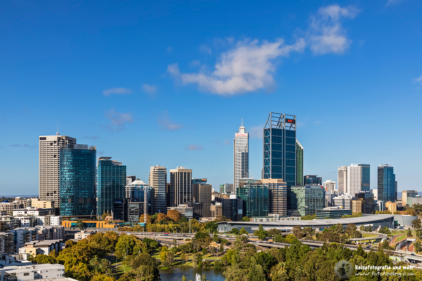 Aussicht vom Kings Park auf den Swan River,  Mounts Bay Road, Mitchell Freeway, Riverside Drive und Skyline von Perth