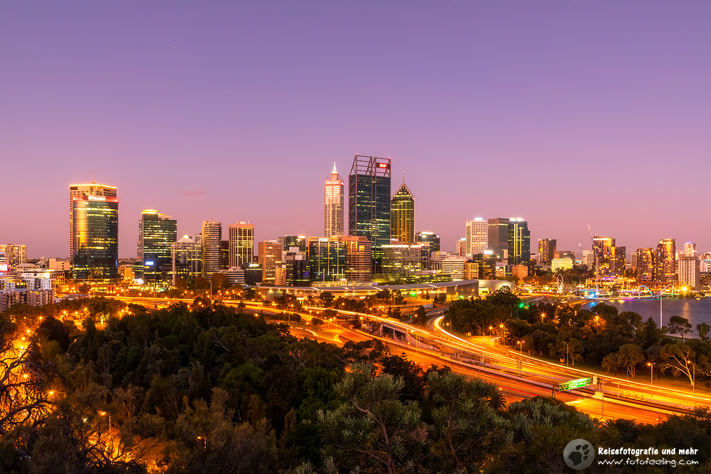 Aussicht vom Kings Park auf den Swan River,  Mounts Bay Road, Mitchell Freeway, Riverside Drive und Skyline von Perth