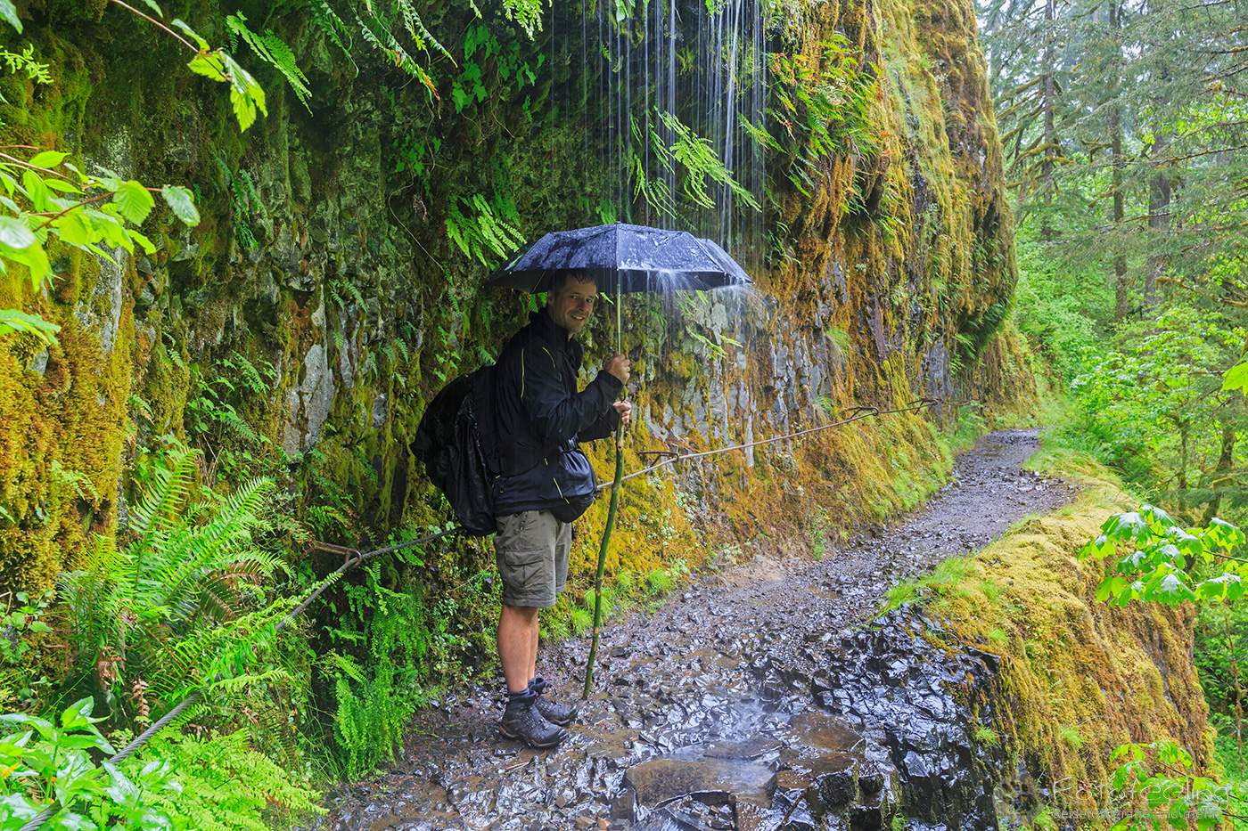 Eagle Creek Trail, Chris mit Regenschirm