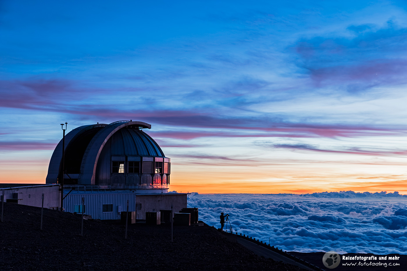 United Kingdom Infrared Telescope und Fotograf zum Sonnenuntergang