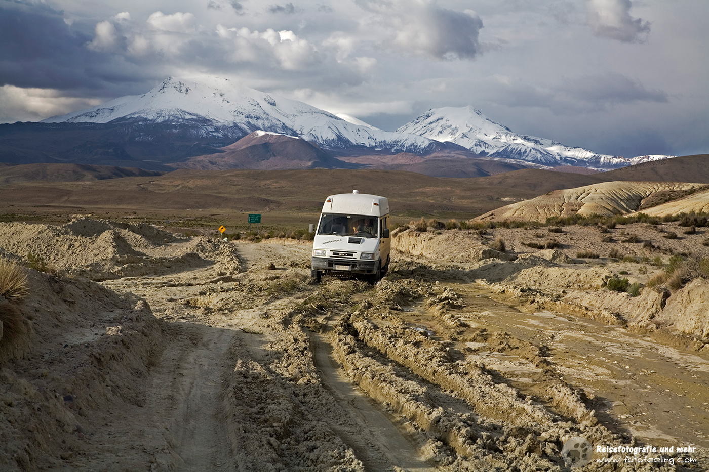 Chris auf einer vom Regen zerstörte Straße im Nationalpark Lauca