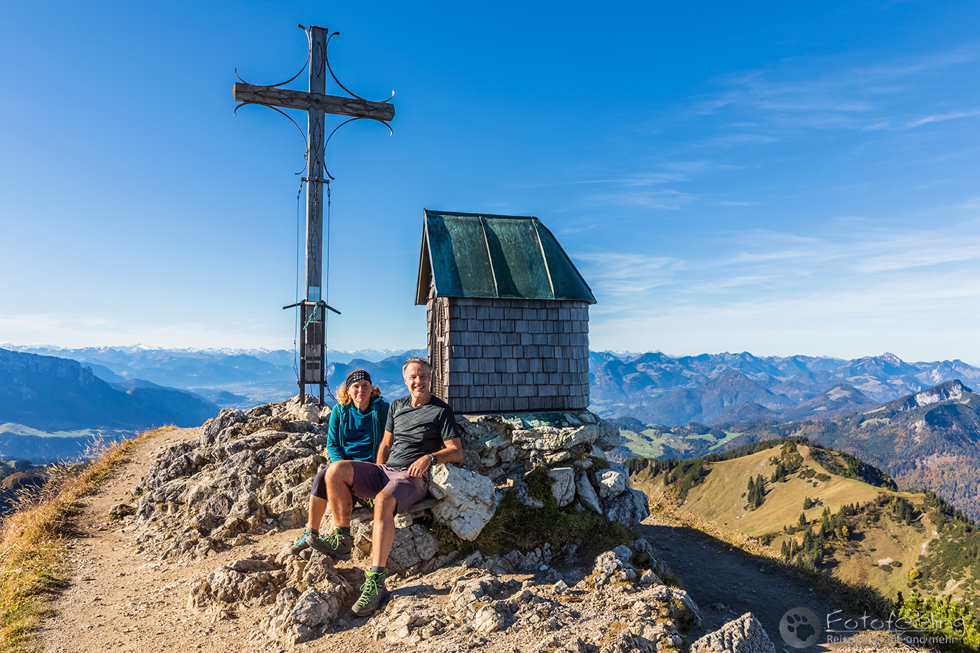 Gipfelkreuz und kleine Kapelle auf dem Geigelstein
