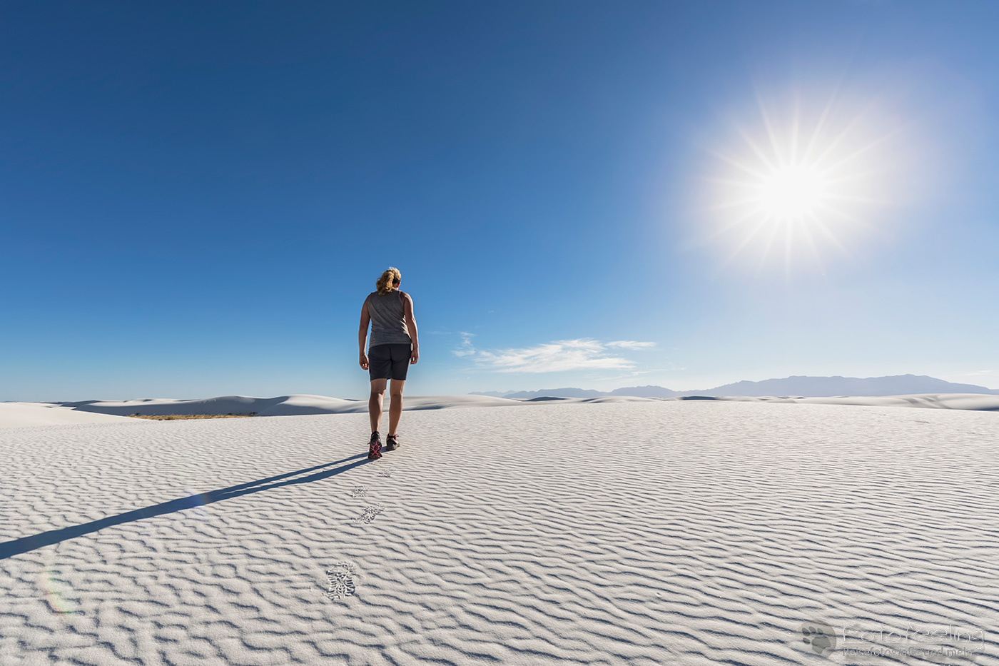 Andrea wandert durch die Wüste von White Sands