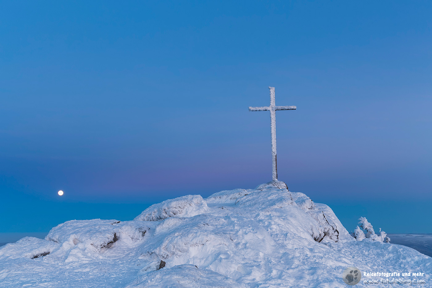 Das Gipfelkreuz bei Vollmond