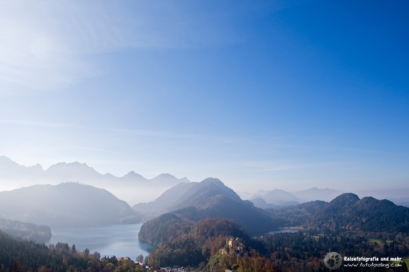 Blick auf das Schloss Hohenschwangau mit Alpsee (links) und Schwansee